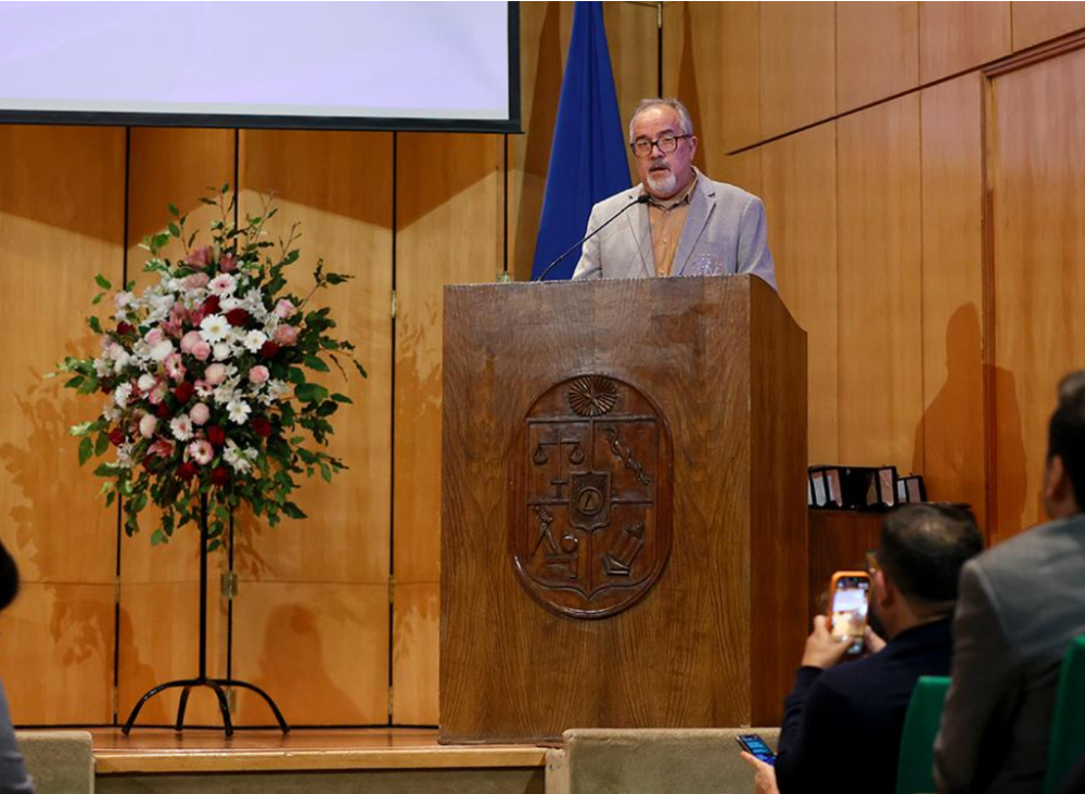 “Hemos venido esta mañana no sólo a recibir un reconocimiento, sino que también a reconocer que el sello de lo aprendido en sus cátedras nos ha acompañado desde que dejamos sus aulas”, dijo el Premio Nacional Ramón Díaz Etérovic.