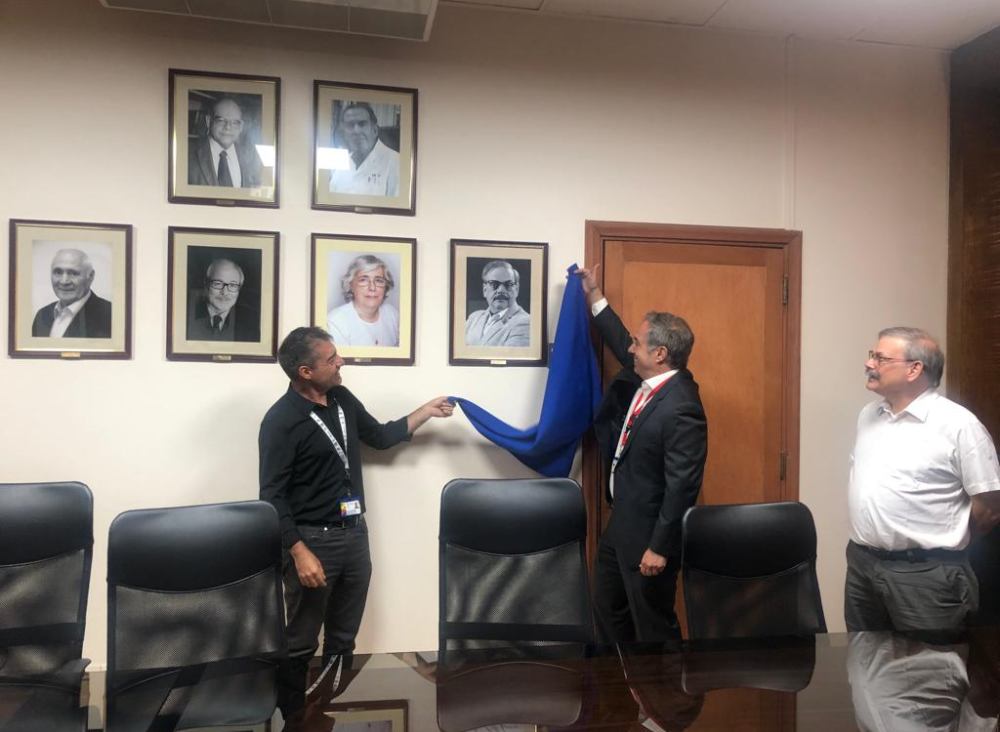 Los doctores Emilio Herrera y Miguel O'Ryan descubren el retrato del doctor Juan Diego Maya.