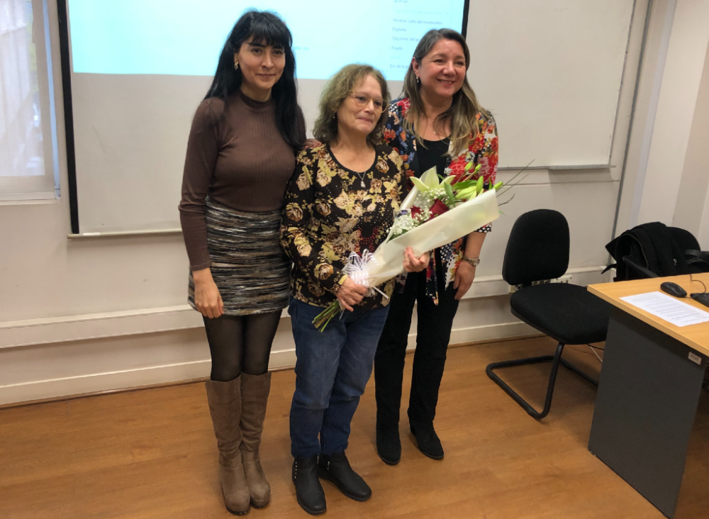 Las profesoras Bélgica González y Judith Poza junto a la profesora Gioconda Silva, a quien entregaron un ramo de flores en el día de su despedida laboral. 