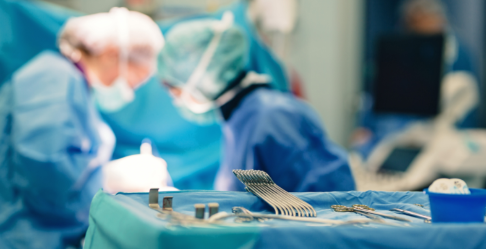 La cirugía de género urológica, explica el doctor Gjuranovic, "es parte del proceso de transición al cual se someten algunos los pacientes que tienen identidad de género distinta de la nativa. No todos ellos se operan; las cifras señalan que sólo entre un 10% y un 30% de los pacientes deciden someterse a esta cirugía de readecuación corporal"