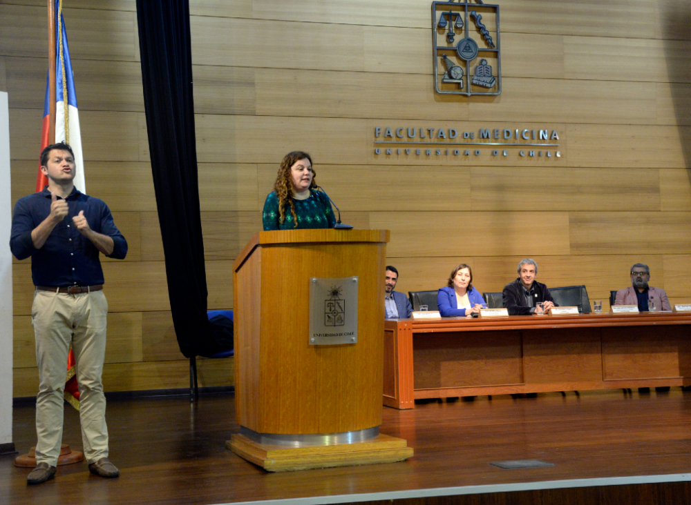 La profesora Fernández dijo a los nuevos profesionales que "nuestro compromiso no debe ser sólo con la salud sino que con la justicia social y la equidad, y ustedes han adquirido las herramientas para cumplir esos objetivos". 