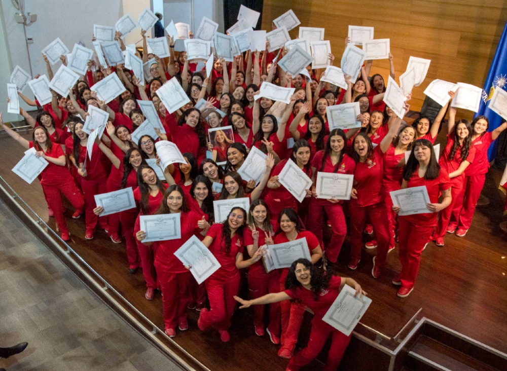 La generación 2024 de matronas y matrones de la Facultad de Medicina de la Universidad de Chile