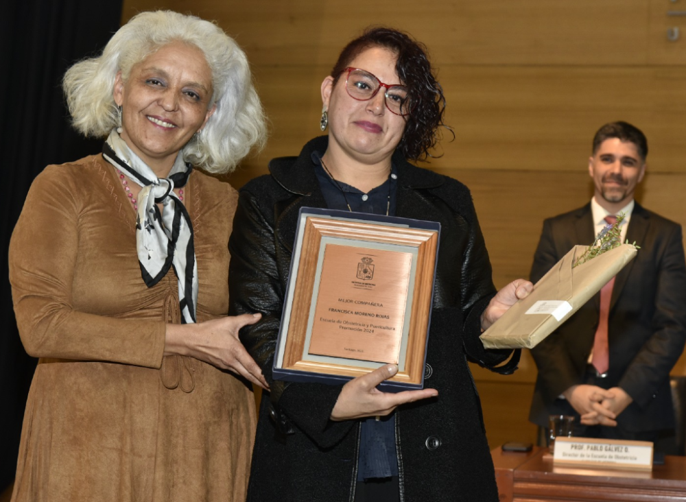 La profesora Pamela Soto entregó la distinción de Mejor Compañera a Francisca Moreno Rojas; lo recibió su madre, Raquel Rojas. 