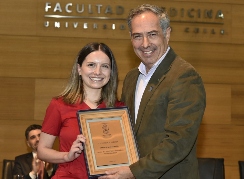 El premio de Mejor Rendimiento Académico fue para la matrona Daniela Gaete, de manos del decano de la Facultad de Medicina, doctor Miguel O'Ryan.
