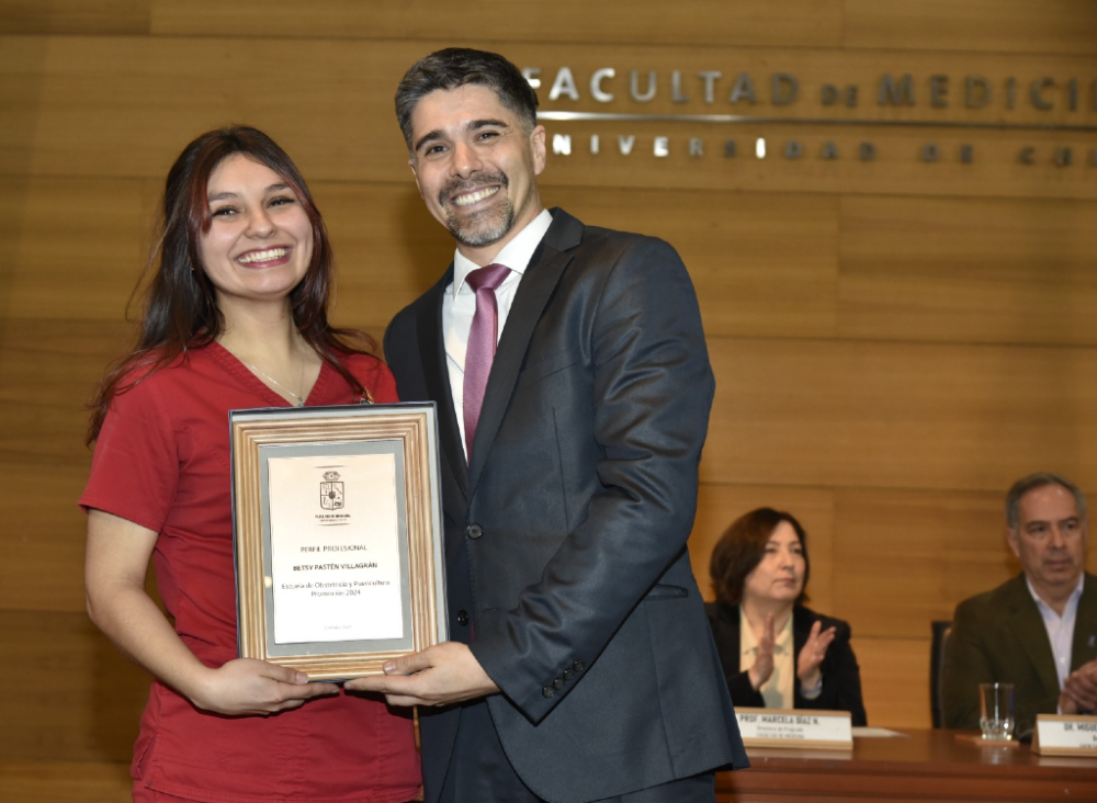 La distinción al Perfil Profesional fue para la matrona Betsy Pastén, de manos del director de la Escuela de Obstetricia y Puericultura, profesor Pablo Gálvez. 