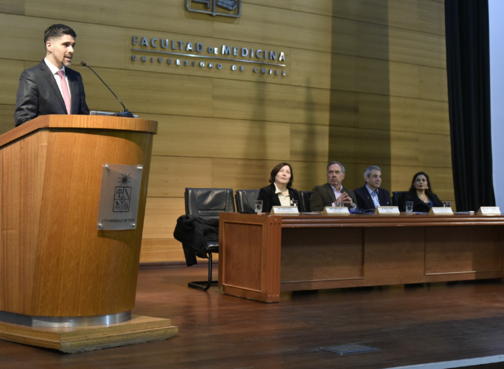 El profesor Gálvez dijo a los nuevos titulados que "el futuro de nuestra disciplina, de nuestra sociedad, está en sus manos". 