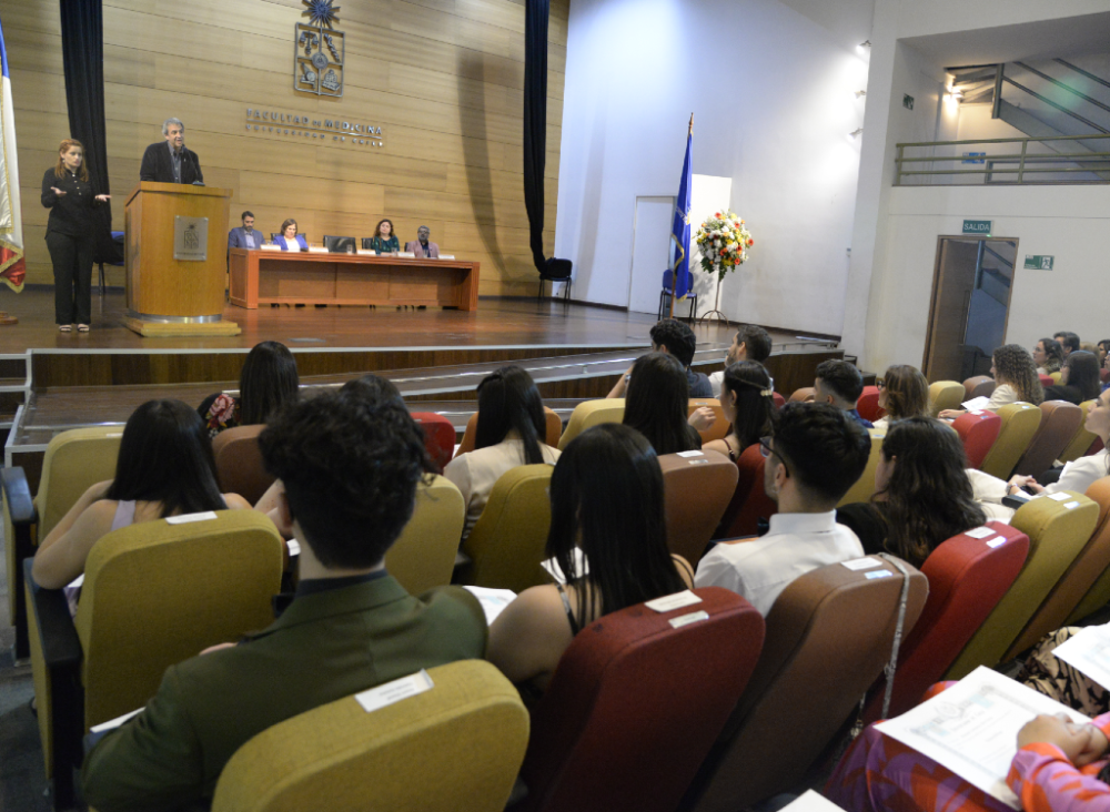 El doctor Juan Pablo Torres destacó que este es un día de orgullo por esta titulación “en la Facultad de Medicina de la Universidad de Chile, que tiene un sello de compromiso con nuestra población, niños, adolescentes y adultos, y eso hace que ese motivo de alegría sea compartido por el país”. 