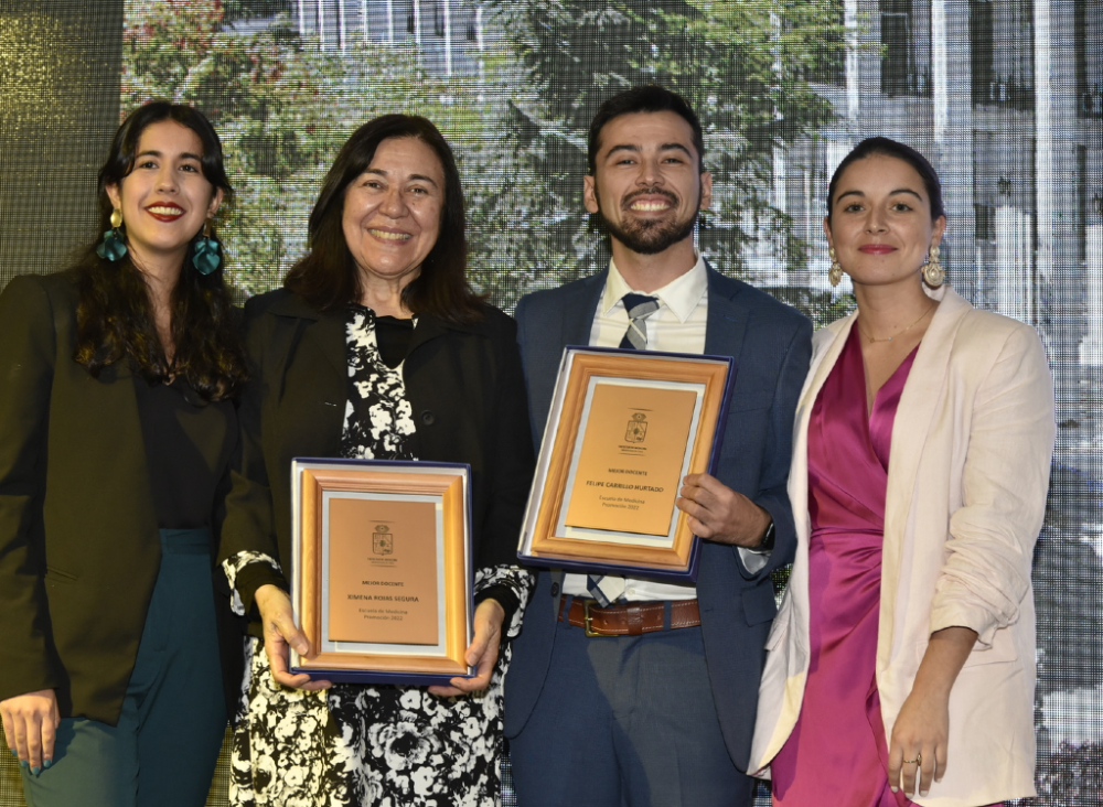 Los profesores Ximena Rojas y Felipe Carrillo fueron premiados como los mejores docentes por la generación 2022 de médicos de la Universidad de Chile; recibieron los galvanos de las doctoras Paz Uribe y Elisa Álamos.