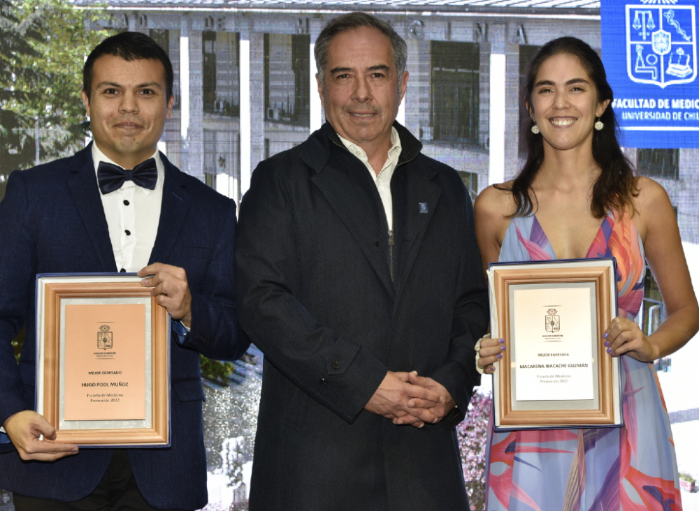 Los doctores Hugo Pool y Macarena Ibacache recibieron sus premios de Excelencia Académica por parte del decano de la Facultad de Medicina, doctor Miguel O'Ryan.