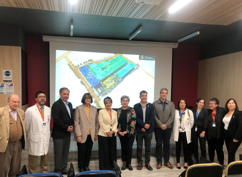 Al centro el decano de la Facultad de Medicina, dr. Miguel O'Ryan; la rectora de la Universidad de Chile, dra. Rosa Devés; la directora del Hospital del Salvador, dra. Victoria Pinto, y la decana de la Facultad de Odontología, dra. Irene Morales, junto al equipo directivo de nuestro plantel