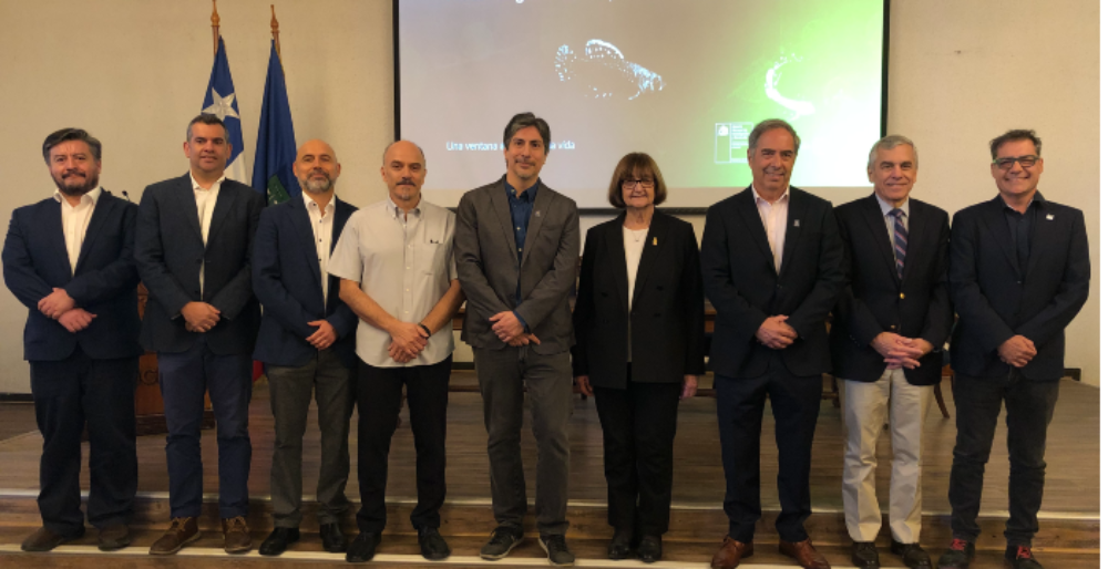 Doctor Fernando Martínez, de la UdeC; sr. Mauricio Maldonado, de ANID; doctor Rómulo Fuentes, director de Investigación UCh; Miguel Concha, director de Selfo, y Leandro Carreño, director de Investigación FMUCH, junto a la rectora de la Universidad de Chile, doctora Rosa Devés; al decano de la Facultad de Medicina, doctor Miguel O'Ryan y a los doctores Felipe Heusser, decano de la Facultad de Medicina PUC y Emilio Herrera, director del ICBM.