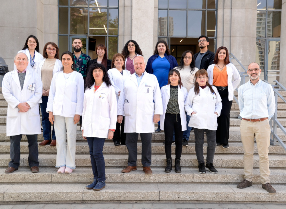 El equipo está conformado por (de izq a der): Dr. Claudio Núñez, Dra. Jeniffer Díaz, Patricia Pizarro, Dra. Claudia Mathieu, Tomás Cortés-Monroy, Carolina Ponce, Jeniferth Quiroz, Rebeca Bustamante, Camila Barrios, Dr. Sergio Vargas, Gabriela Ponce, Andrea Diaz, Claudia Cea, Edda Montecinos, Sebastián Palominos, Viviana Basaure y Sergio Vargas Serrano. Ausente Begoña Carroza. 