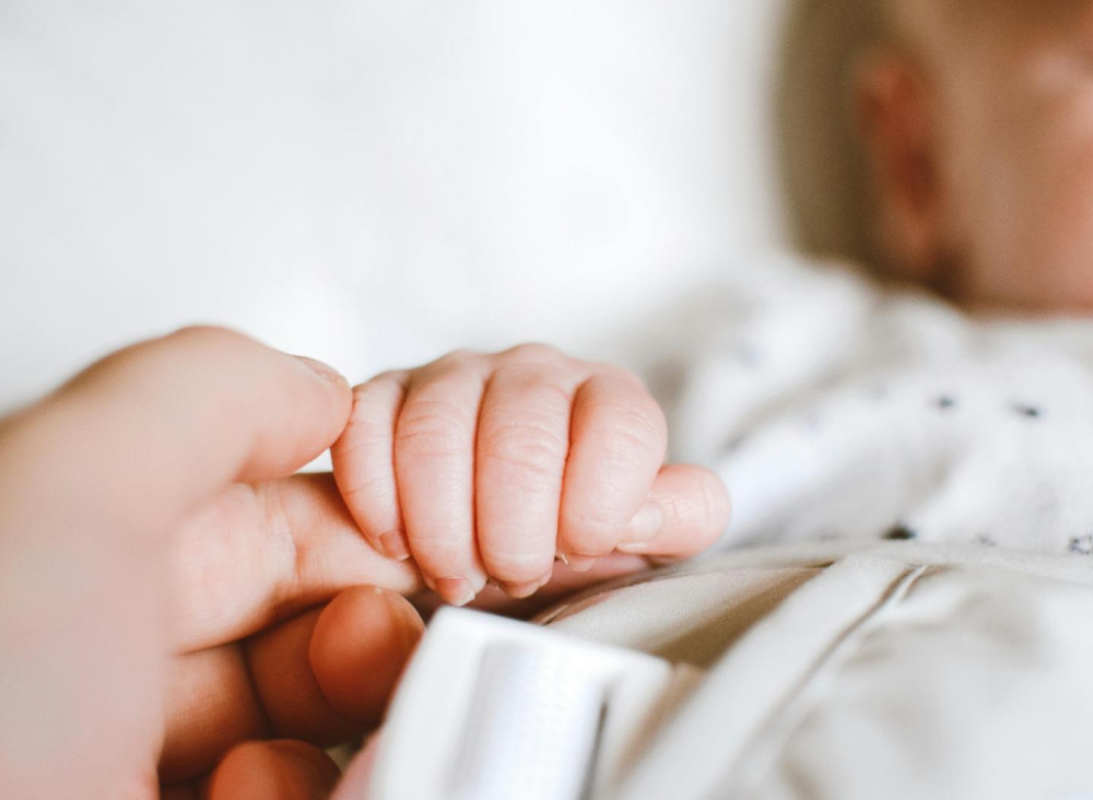 A la fecha, cerca del 90% de los recién nacidos en las maternidades desde el 1 de abril han recibido su inmunización, pero en los lactantes nacidos desde el 1 de octubre del 2023 en adelante, la cobertura apenas sobrepasa el 50%.