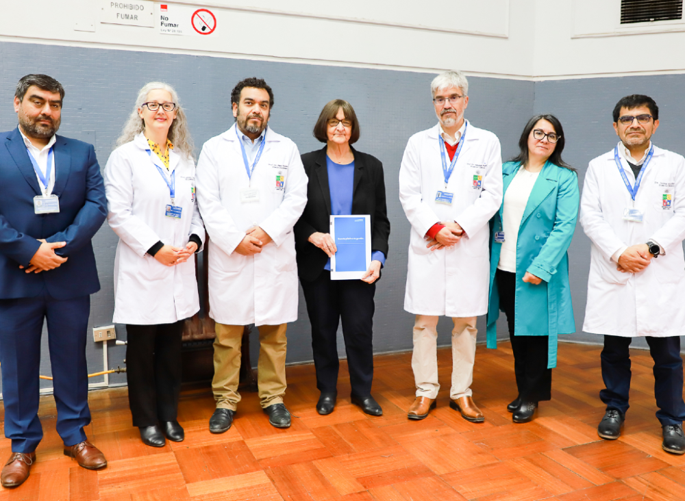 Claudio Oyanedel, director de Administración y Finanzas HCUCH; doctores Loreto Vergara, subdirectora médica; Paul Délano, director académico; Rosa Devés, rectora U. de Chile; Eduardo Tobar, director HCUCH; junto a Consuelo Navarro, gerente de Operaciones, y doctor Jaime Escobar, director médico