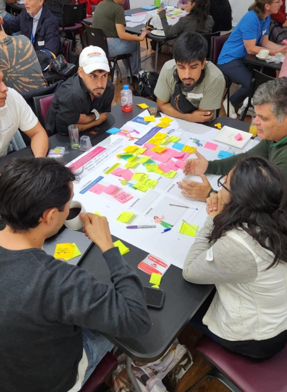 La primera hackatón tuvo como objetivo desarrollar soluciones innovadoras utilizando la IA para optimizar las actividades universitarias en la Facultad de Medicina