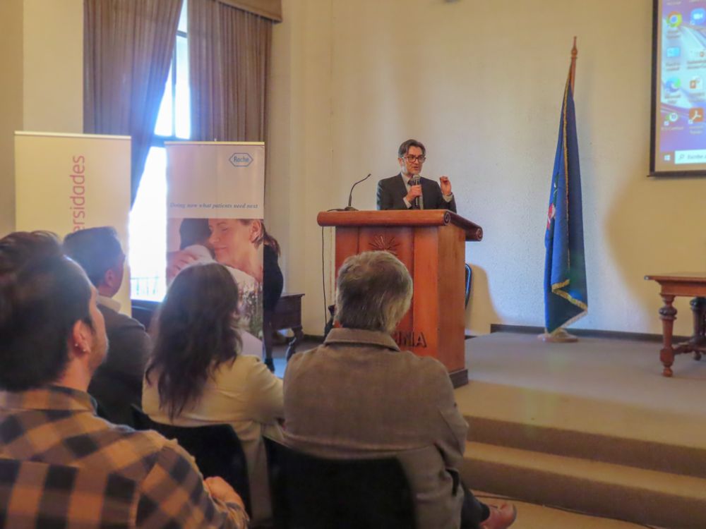 El profesor Claudio Tapia, director de Openics, destacó el interés central de este ecosistema en la innovación como trascendental para el desarrollo de un país y, en este caso, como un espacio abierto a la innovación en salud. 