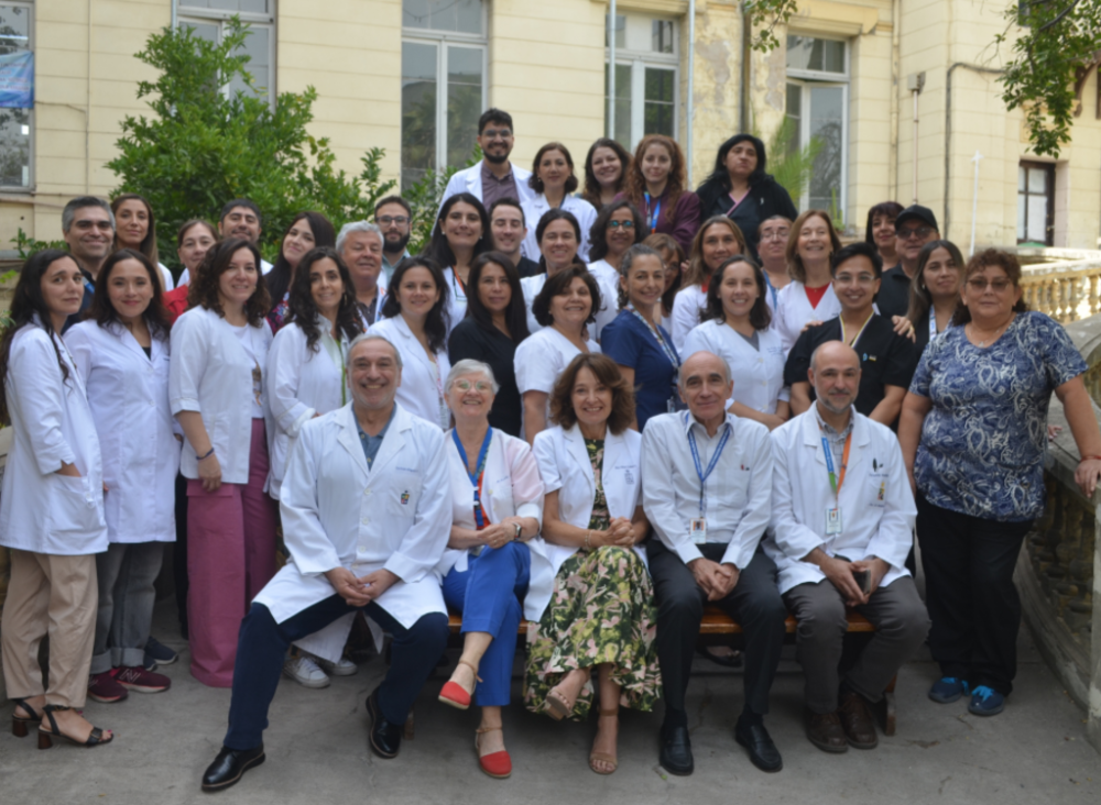 El doctor Fernando Cassorla junto a todos los integrantes del Instituto de Investigaciones Materno Infantil, IDIMI