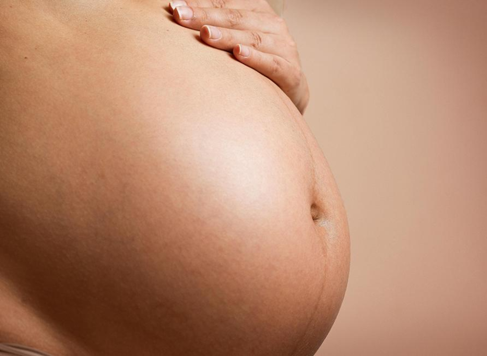 El síndrome de ovario poliquístico (SOP) es una de las principales causas de infertilidad en mujeres en edad reproductiva. Se caracteriza por desequilibrios hormonales que pueden interferir con el desarrollo y la liberación de óvulos (ovulación).