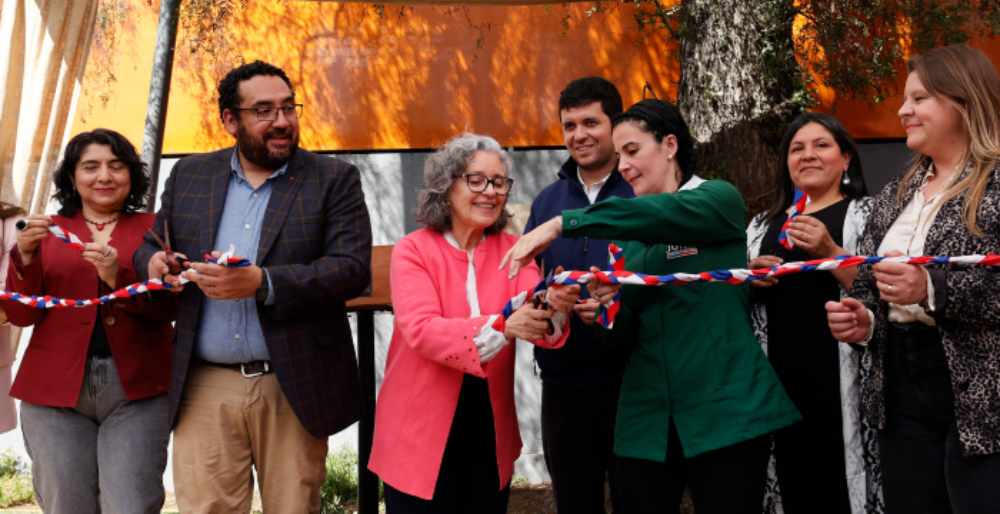 Cortan la cinta del nuevo jardín infantil y sala cuna Santos Dumont el ministro de Educación, Nicolás Cataldo; la vicerrectora de Asuntos Estudiantiles y Comunitarios, Josiane Bonnefoy, y Claudia Lagos, subsecretaria de Educación Parvularia.
