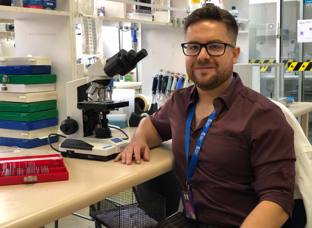 Profesor Sebastián Indo, doctor en Ciencias Biomédicas de nuestro plantel, subdirector de la Escuela de Tecnología Médica e investigador del Departamento de Oncología Básico Clínica