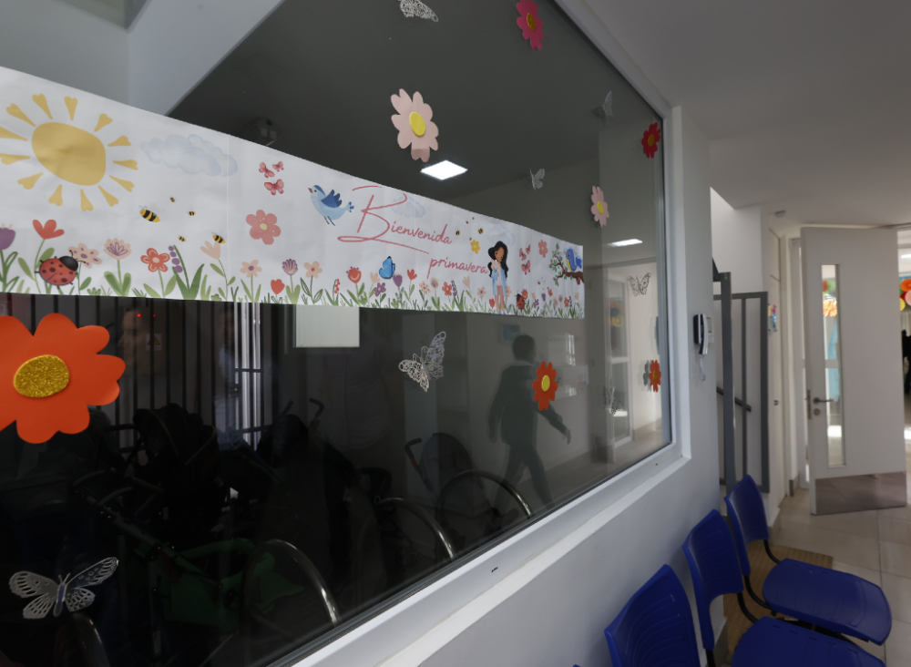 La infraestructura de 1.100 m²  incluye acceso universal, baños inclusivos, calefacción central, cielos acústicos, rejas de protección integradas al diseño y amplios patios y salas de expansión.