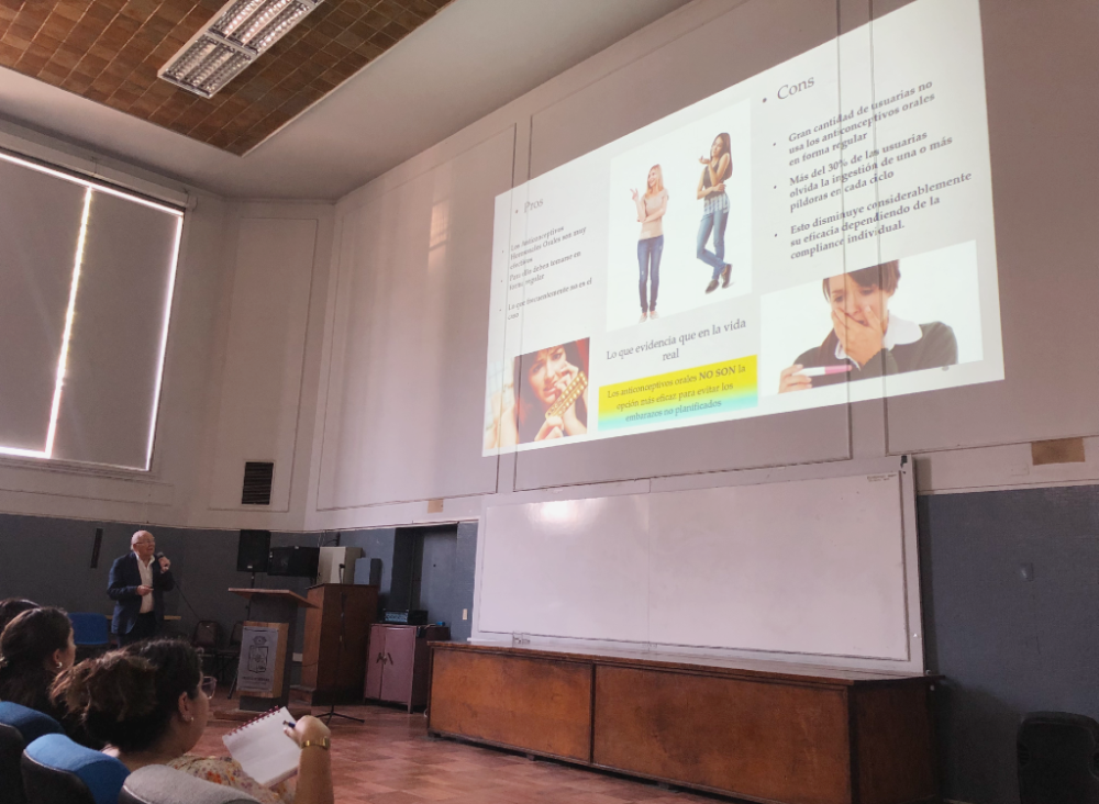 El doctor Guillermo Galán dictó la clase magistral “Anticoncepción en edades extremas”, refiriéndose a los desafíos de la planificación familiar entre las mujeres en la adolescencia y en la perimenopausia. 