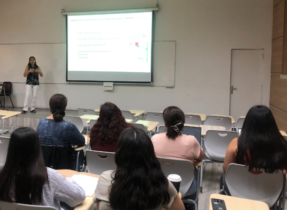 La profesora Carmen Julia Coloma durante el análisis del instrumento denominado TEPROSIF