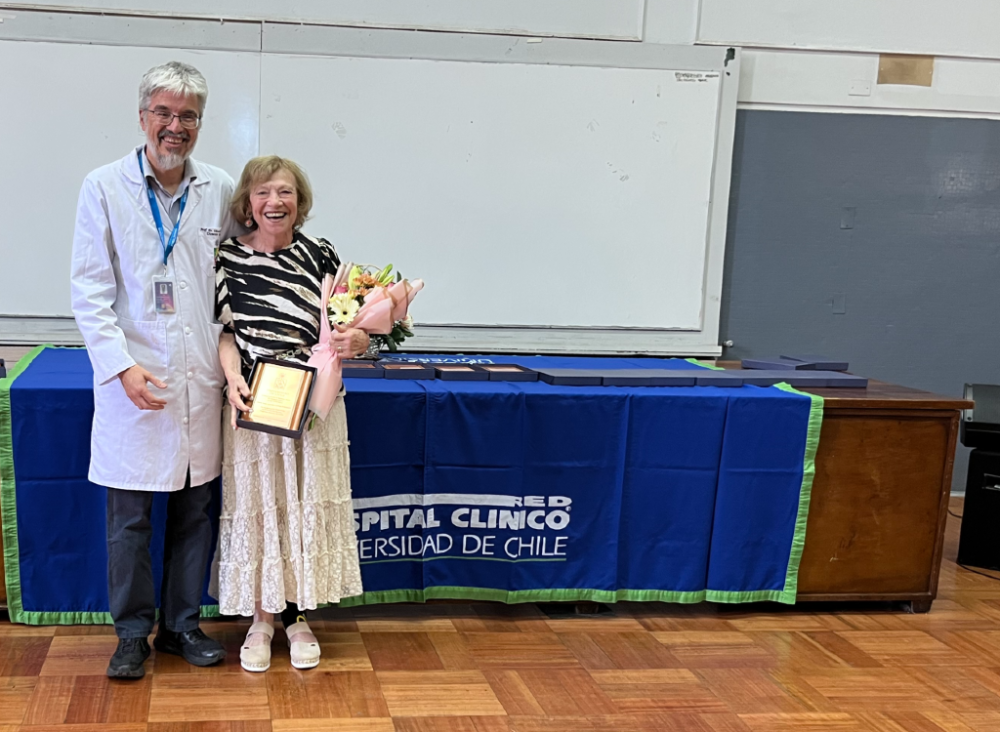 La diabetóloga Gloria López Stewart también fue distinguida por su trayectoria y compromiso académico, y recibió su premio de manos del doctor Eduardo Tobar. 