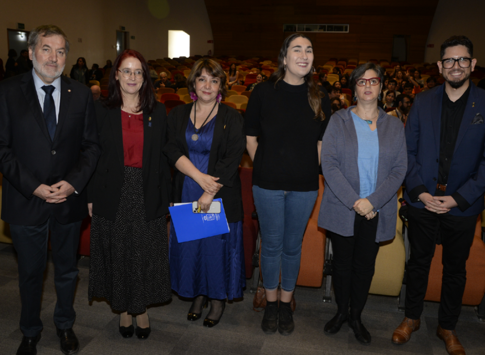 Doctor Patricio Meza, presidente del Colegio Médico de Chile; doctora Ulrike Kemmerling, decana (s) Facultad de Medicina; profesora Mirliana Ramírez, directora Departamento Enfermería; diputada Emilia Schneider, senadora Claudia Pascual, doctor Fernando Araos, subdirector de Redes Asistenciales del Minsal.