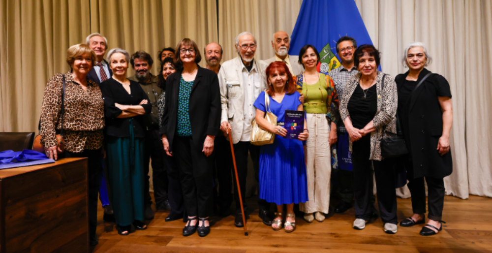 Los autores del libro "Umbrales del Arte" junto a su editora, Amanda Fuller, y la rectora de la Universidad de Chile, doctora Rosa Devés