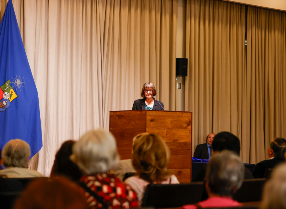 La rectora de la Universidad de Chile, doctora Rosa Devés, realzó la importancia de las humanidades como valor indispensable en la formación universitaria. 