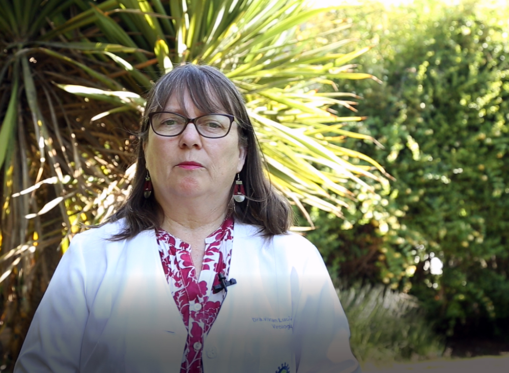 La dra. Vivian Luchsinger hace un llamado al reforzamiento de la vacunación en los adultos, pero también a cumplir con la vacunación de los niños, "a no olvidar que son dos dosis, a los 12 y a los 36 meses"