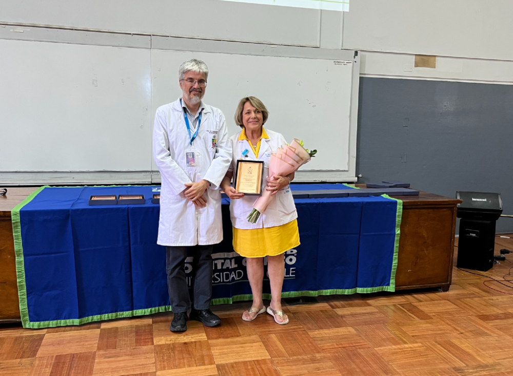 La gastroenteróloga Ana María Madrid recibió la distinción por su trayectoria de parte del doctor Eduardo Tobar, director del HCUCH.