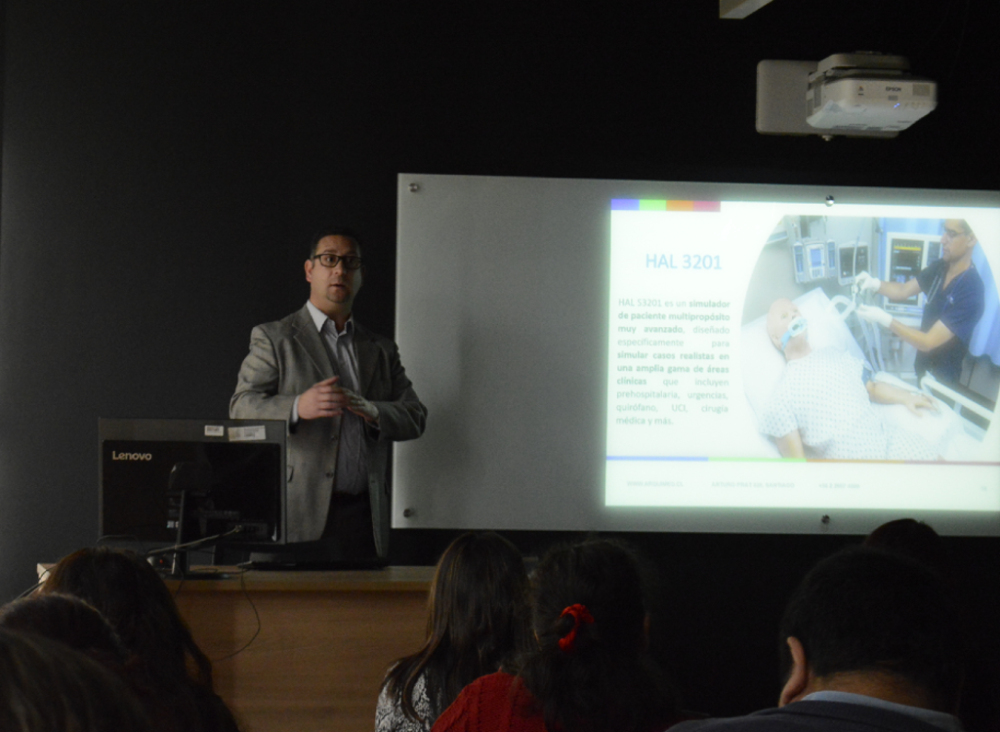 Matías Orfali explica que "los estudiantes podrán adquirir habilidades manuales y clínicas de forma individual. HAL permite que se lo manipule sin temor a generar un daño fácilmente, y con su uso podrán recibir respuestas específicas acorde a la situación”.