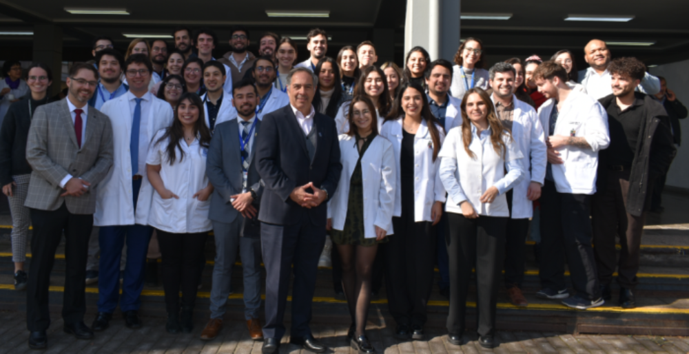 La generación de especialistas en Medicina Interna del Campus Sur junto al decano de la Facultad de Medicina, doctor Miguel O'Ryan