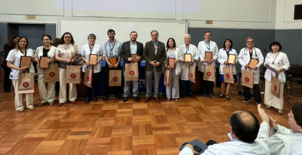 En la actividad, el doctor O’Ryan hizo entrega de una distinción a los académicos destacados en el ámbito de la extensión. 