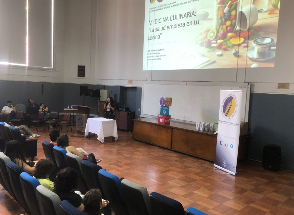 La profesora Paola Cáceres abordó el tema de la medicina culinaria, como una disciplina basada en la evidencia orientada a fusionar las artes culinarias con las ciencias de la nutrición y la medicina