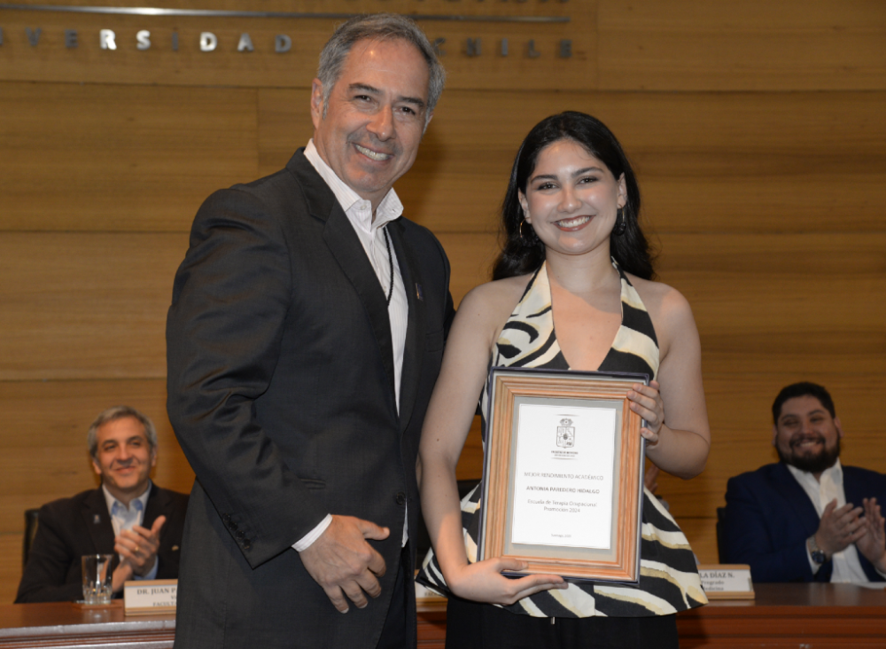 La terapeuta ocupacional Antonia Peredero Hidalgo recibió la distinción como mejor rendimiento académico de la generación 2024 por parte del decano de la Facultad de Medicina, doctor Miguel O'Ryan. 