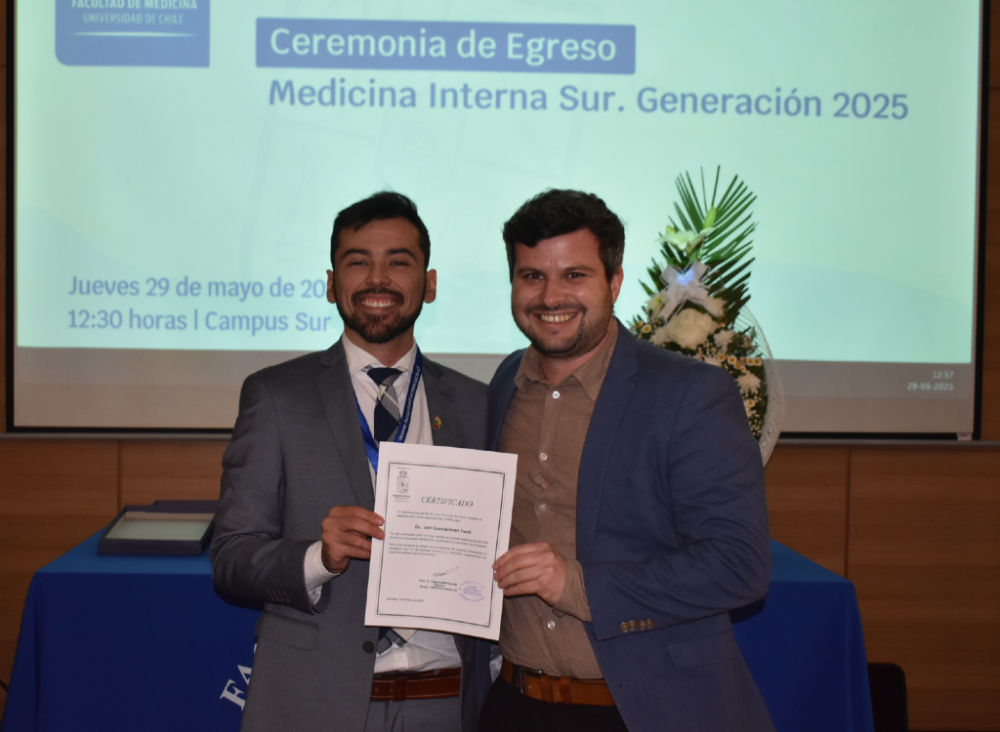 El doctor Carrillo hizo entrega de la distinción de mejor rendimiento académico al doctor Joel Guendelman
