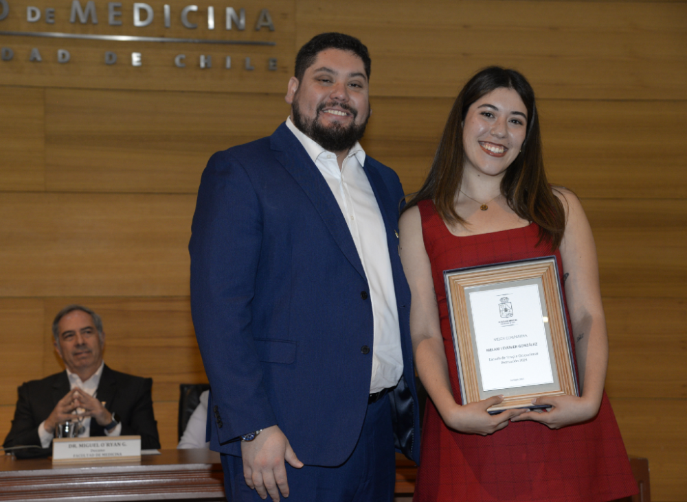 La terapeuta ocupacional Melani Levenier González fue premiada como mejor compañera por parte del director de esta escuela, profesor Óscar Hernández