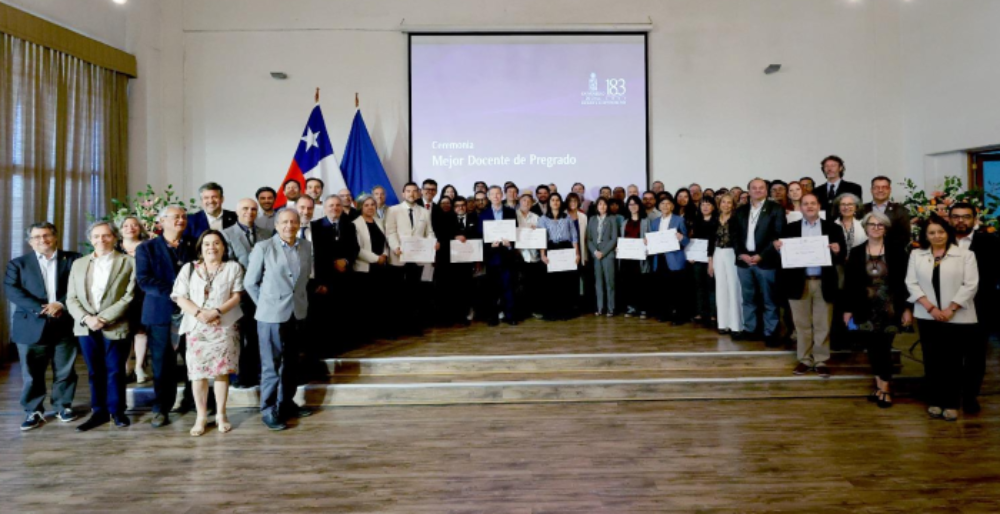 En el auditorio Lorenzo Sazié de la Facultad de Medicina se realizó la ceremonia que busca reconocer su entrega y vocación en el aula y diversas prácticas académicas.