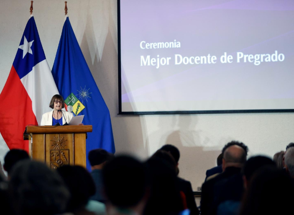 "Les doy las gracias en representación de la Universidad de Chile. Ser reconocido como mejor docente es una distinción de importancia mayor", dijo la rectora, doctora Rosa Devés.
