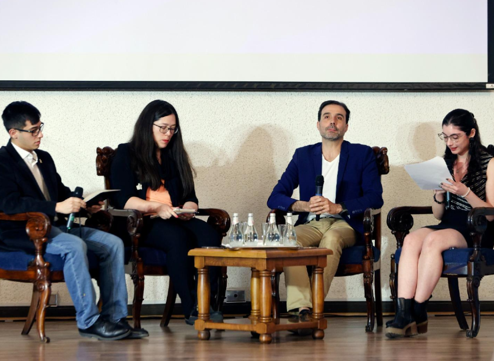 “Docencia que transforma: experiencias formativas que conectan territorios saberes y desafíos globales”, se llamó el panel que contó con la participación de estudiantes y académicos de la U. de Chile.