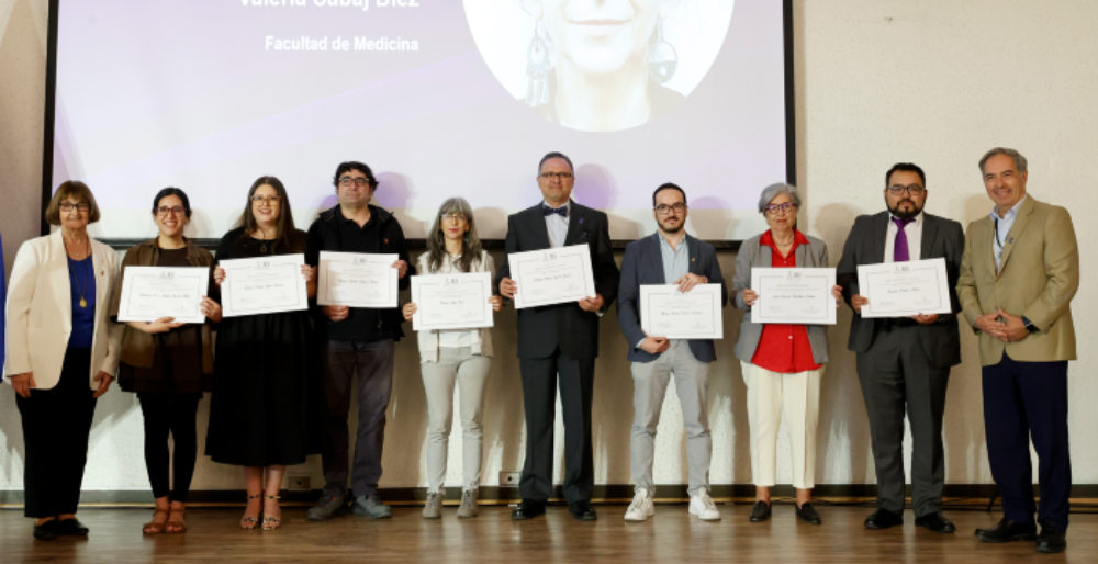 La rectora, doctora Rosa Devés, junto a los docentes de la Facultad de Medicina premiados: profesores Constanza Briceño, Camila Rojas, Gonzalo Cabrera, Valeria Sabaj, Rodrigo Latorre, Fabrizio Cuevas, Alicia Villalobos y Gonzalo Cuéllar, además del decano de nuestro plantel, doctor Miguel O'Ryan