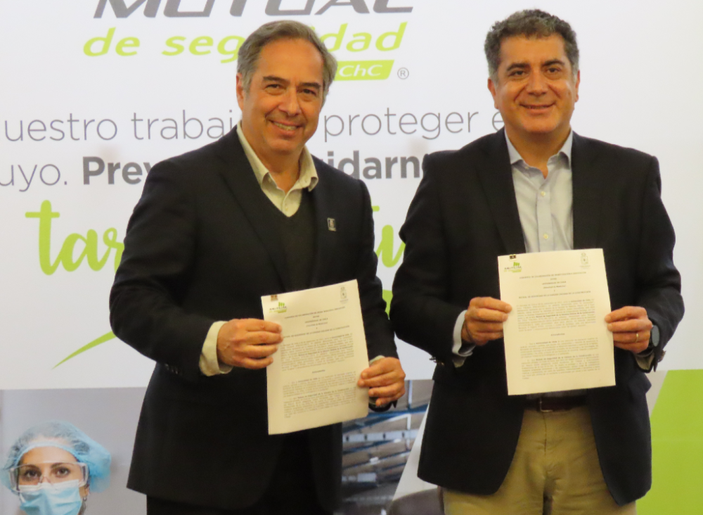 Firmaron el acuerdo los doctores Miguel O'Ryan, decano de la Facultad de Medicina, y Héctor Jaramillo, gerente corporativo de Seguridad y Salud en el Trabajo de Mutual de Seguridad