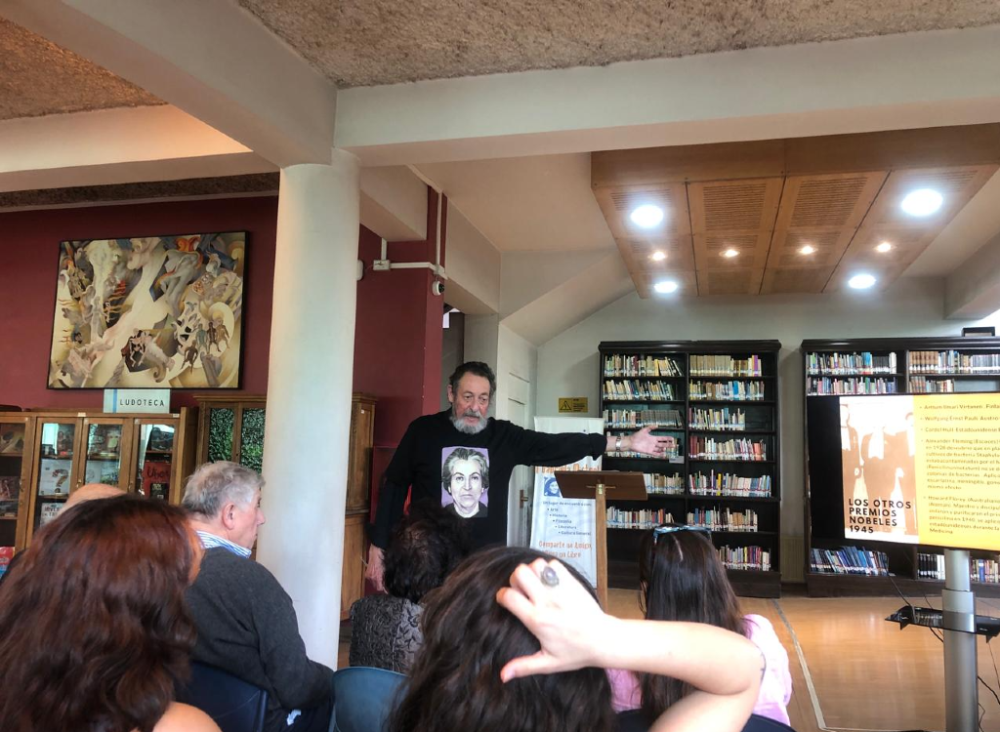 El profesor José Navarro, fundador del “Rincón Cultural” dictó la charla “Vida y Obra de Gabriela Mistral”.