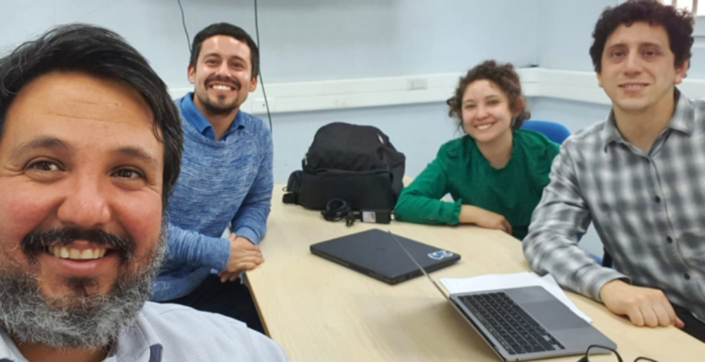 El doctor Nieto junto a parte de su equipo de investigación, integrado por Diego Tello, psicólogo; Constanza Orellana, terapeuta ocupacional, y Juan Ignacio Cifuentes, psicólogo; todos ellos tesistas del Programa de Magister en Neurociencias.