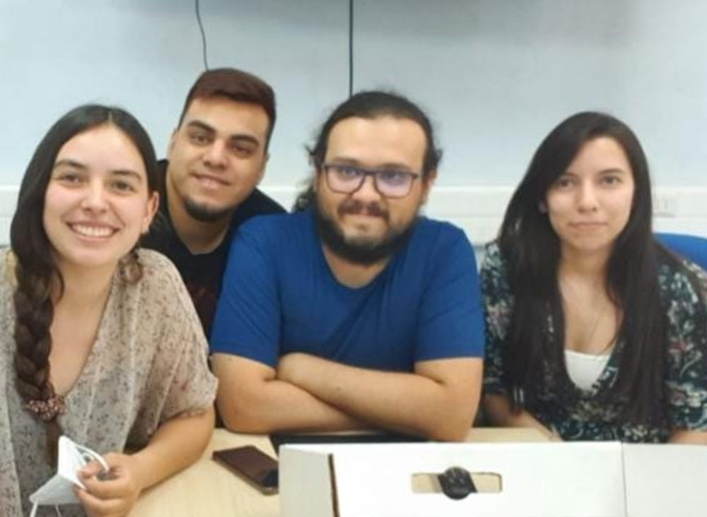 Daniela Olivares, Cristian Ramírez, Felipe De la Barra y Carmen Domínguez son psicólogos del Programa de Magíster en Neurociencias que colaboran en el proyecto.