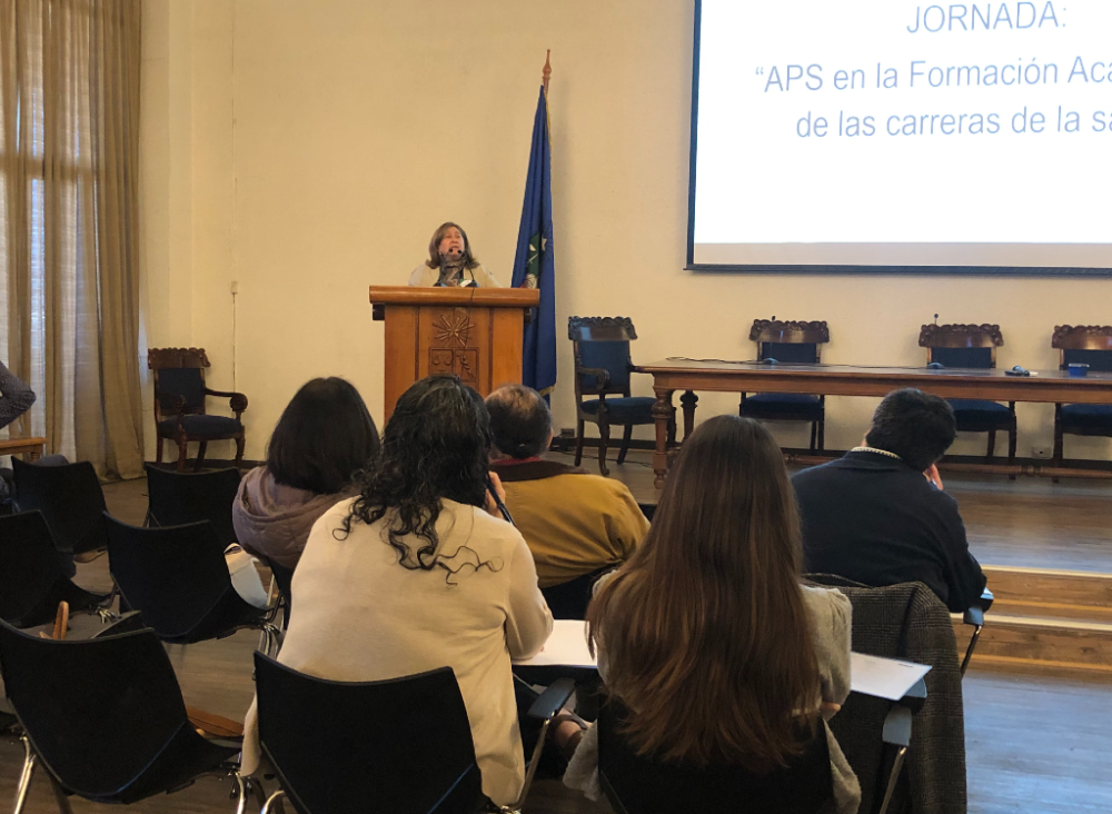 La doctora Mónica Nivelo ahondó en lo esencial que resulta “la generación de evidencia científica y nuevo conocimiento en el ámbito de la atención primaria, como una responsabilidad de la academia” 