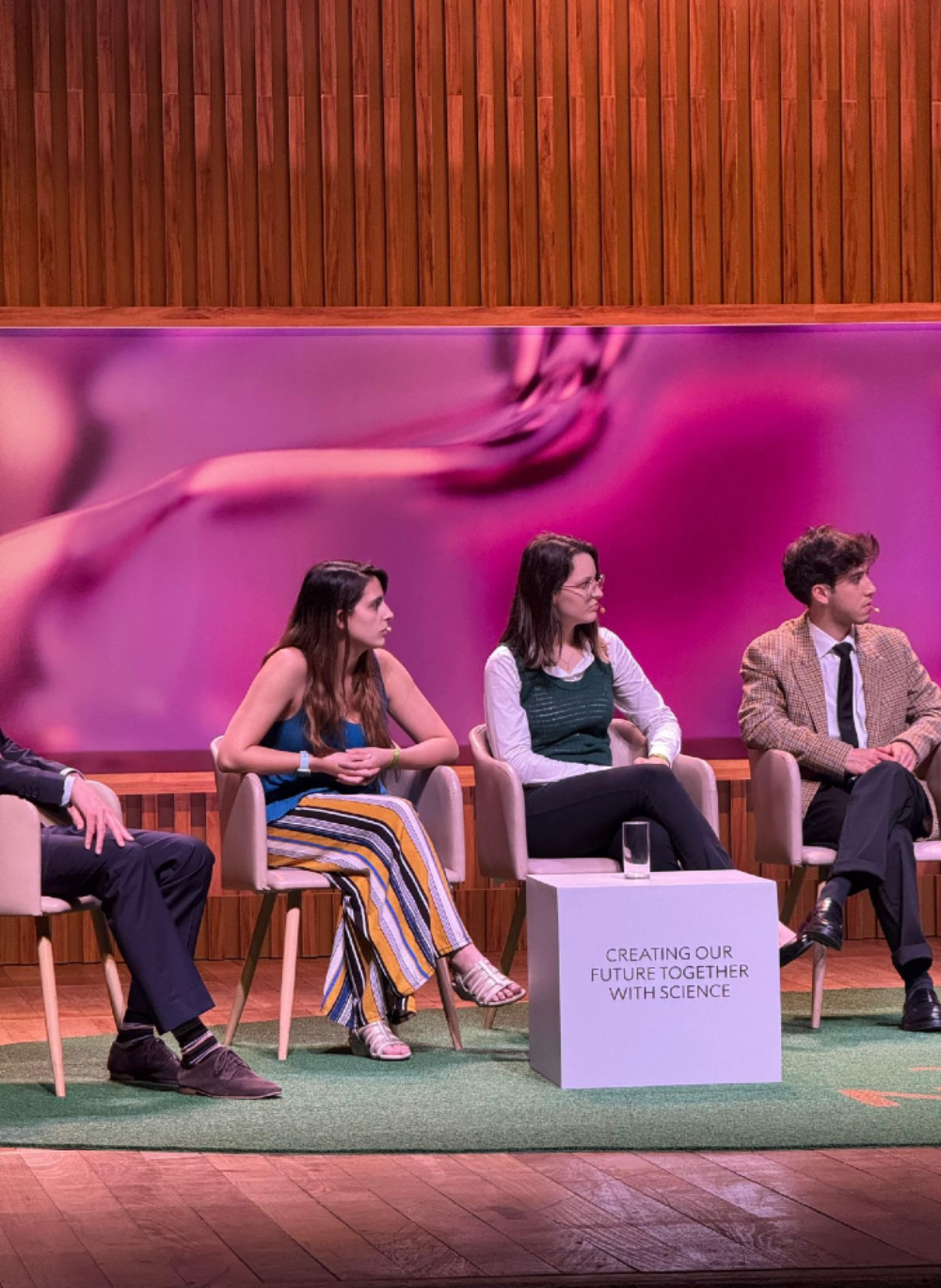 Estudiantes de  Chile, Brasil y Costa Rica, participaron del diálogo con May-Britt Moser, Premio de Medicina (2014). 